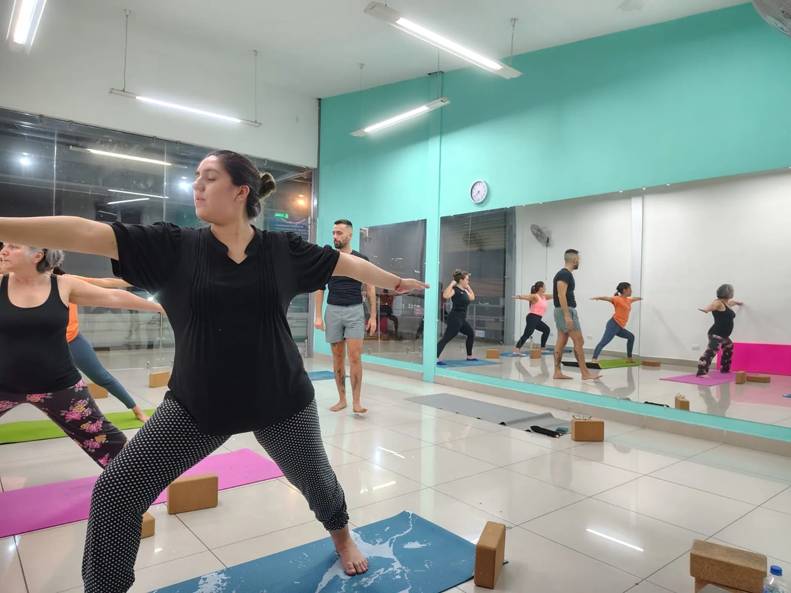 Estudiantes practicando posturas de yoga en Mon Talent
