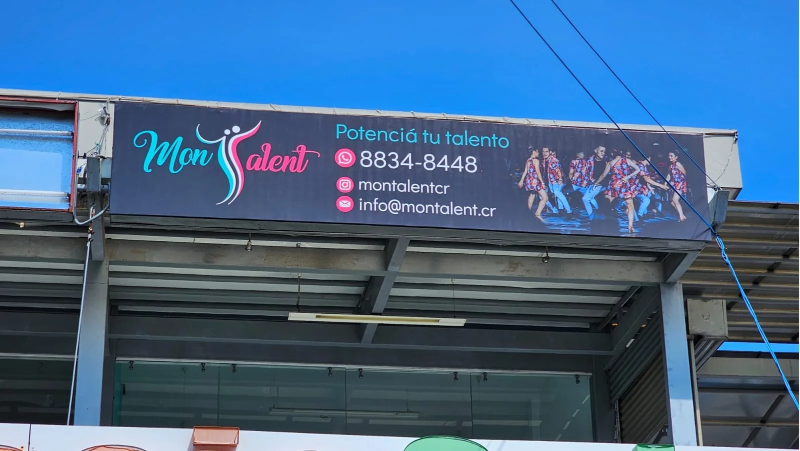 Fachada de Mon Talent en Plaza Zapote con el rótulo de la academia