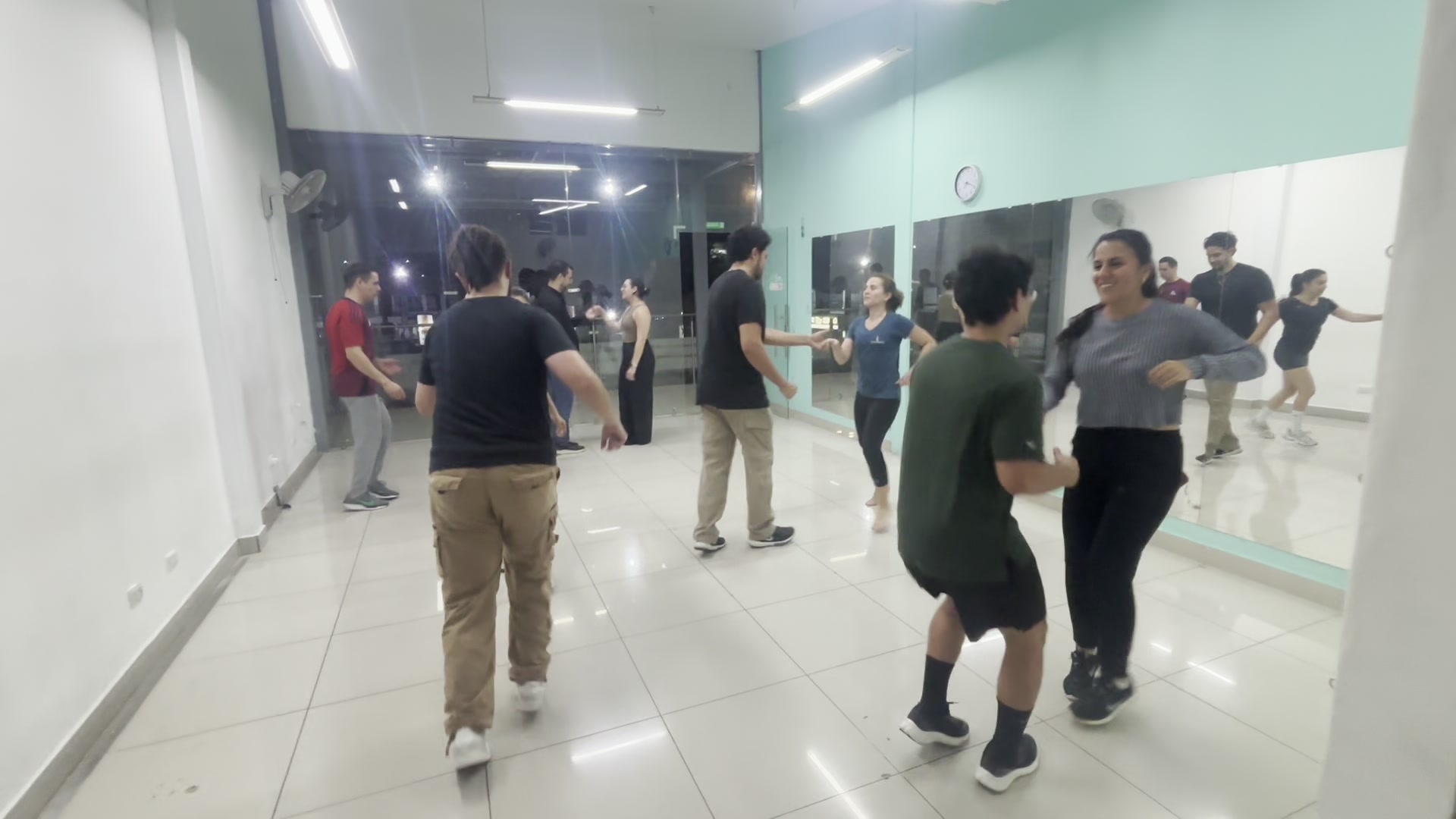 Grupo principiante practicando baile popular en pareja en Mon Talent