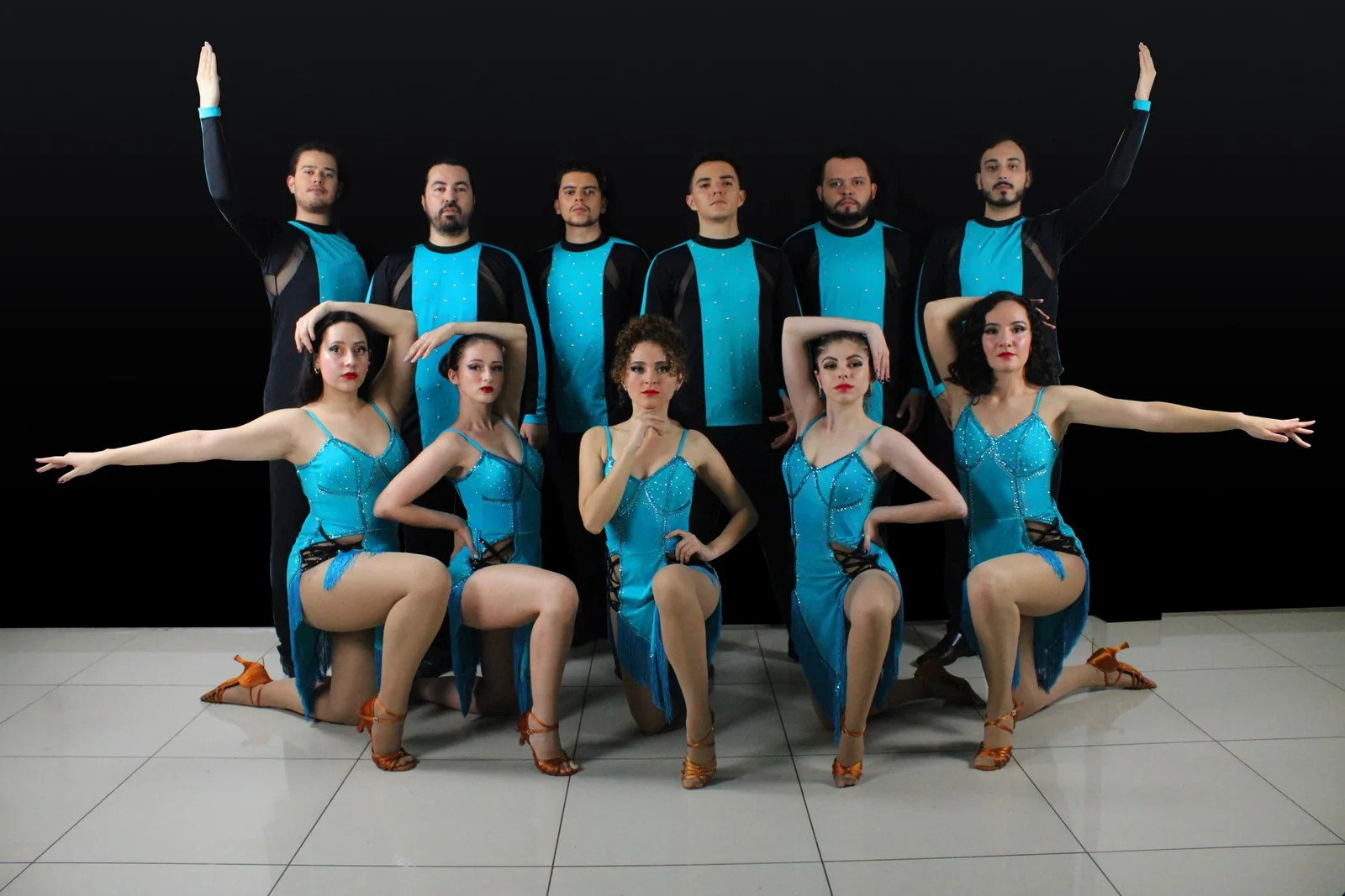 Compañía de baile Mon Talent con su vestuario de presentación