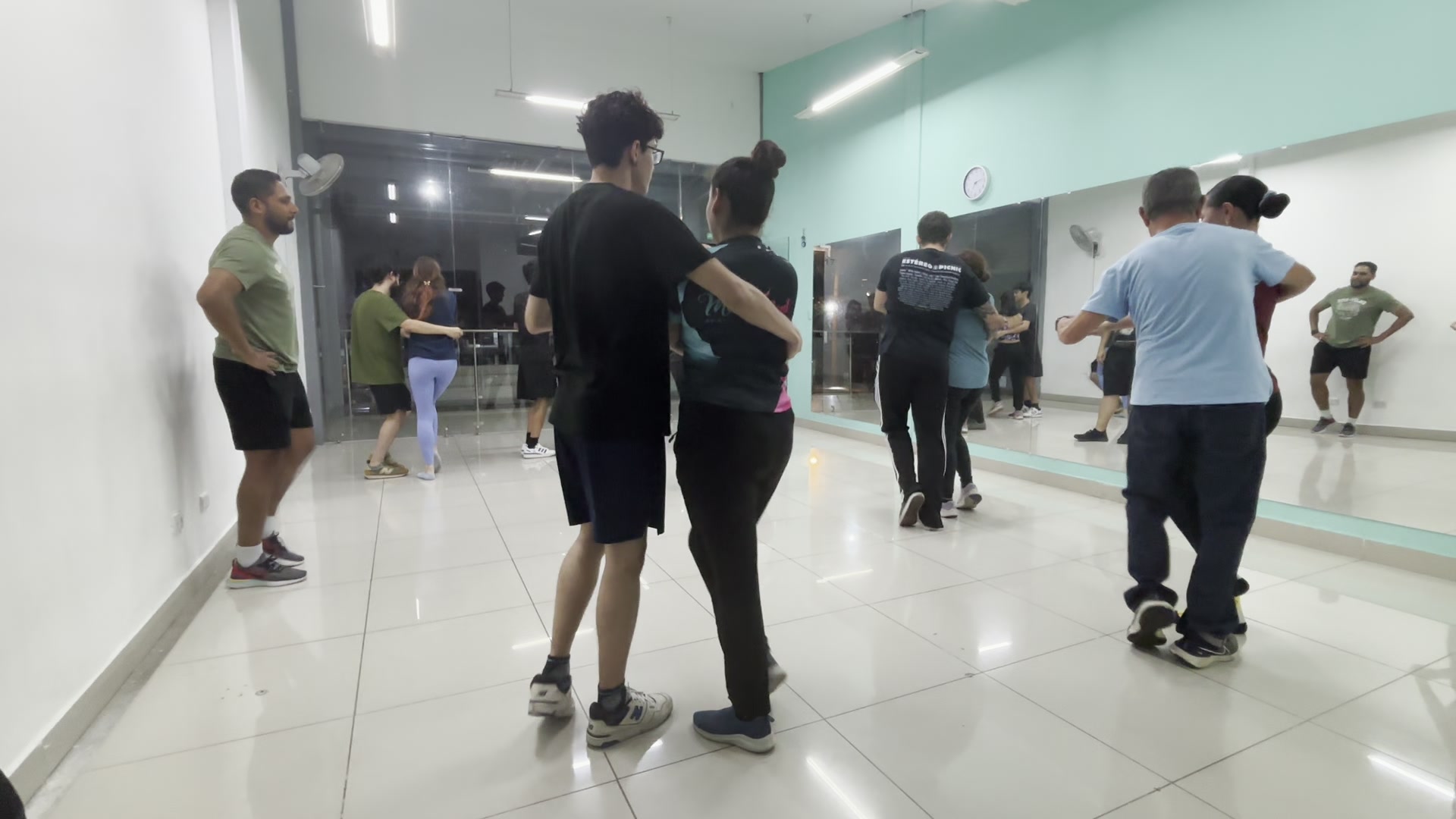 Grupo intermedio durante una clase de baile popular en Mon Talent